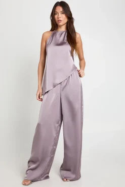Ensemble camisole et pantalon en satin asymétrique à encolure halterneck