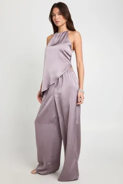 Ensemble camisole et pantalon en satin asymétrique à encolure halterneck