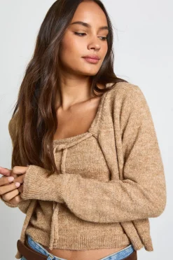 Ensemble cardigan tricoté à nouer à l'avant et top camisole