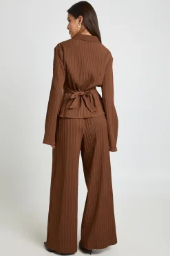 boohoo Ensemble Chemise À Dos Noué Et Pantalon Texturé<Femme Looks Chocolat|Ensembles