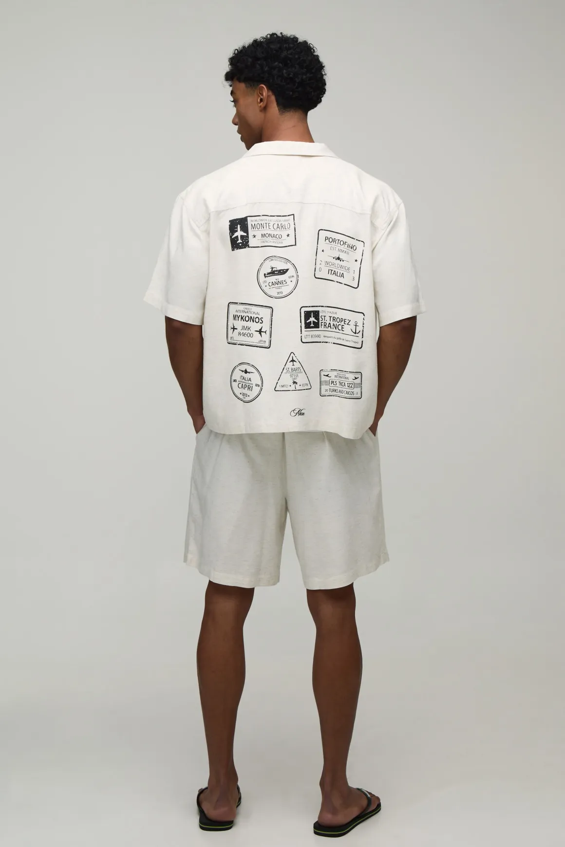 Ensemble Chemise Et Short Coupe Regular En Mélange De Lin À Motif Tampons De Voyage