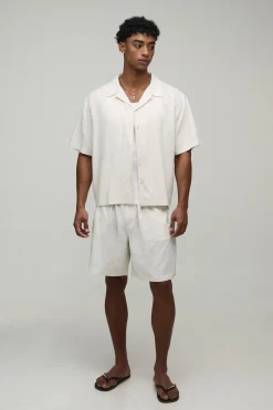 Ensemble Chemise Et Short Coupe Regular En Mélange De Lin À Motif Tampons De Voyage