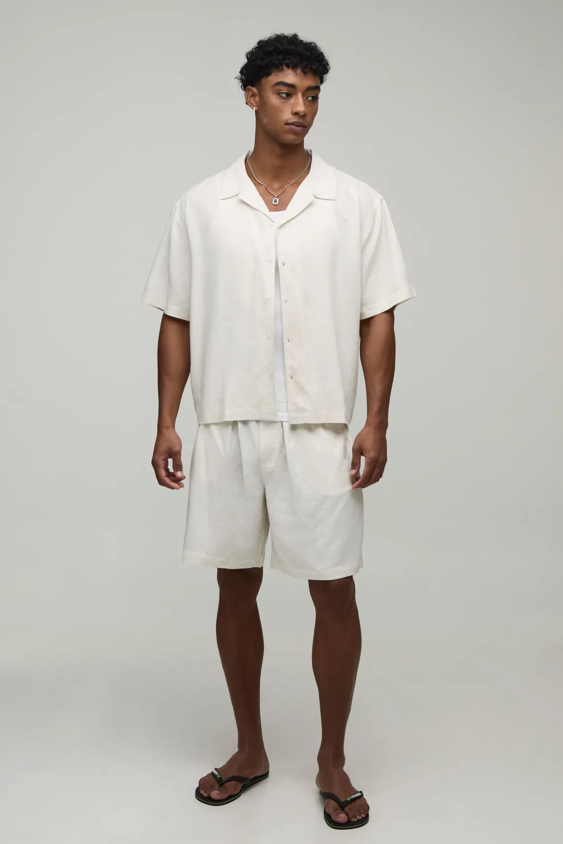 Ensemble Chemise Et Short Coupe Regular En Mélange De Lin À Motif Tampons De Voyage
