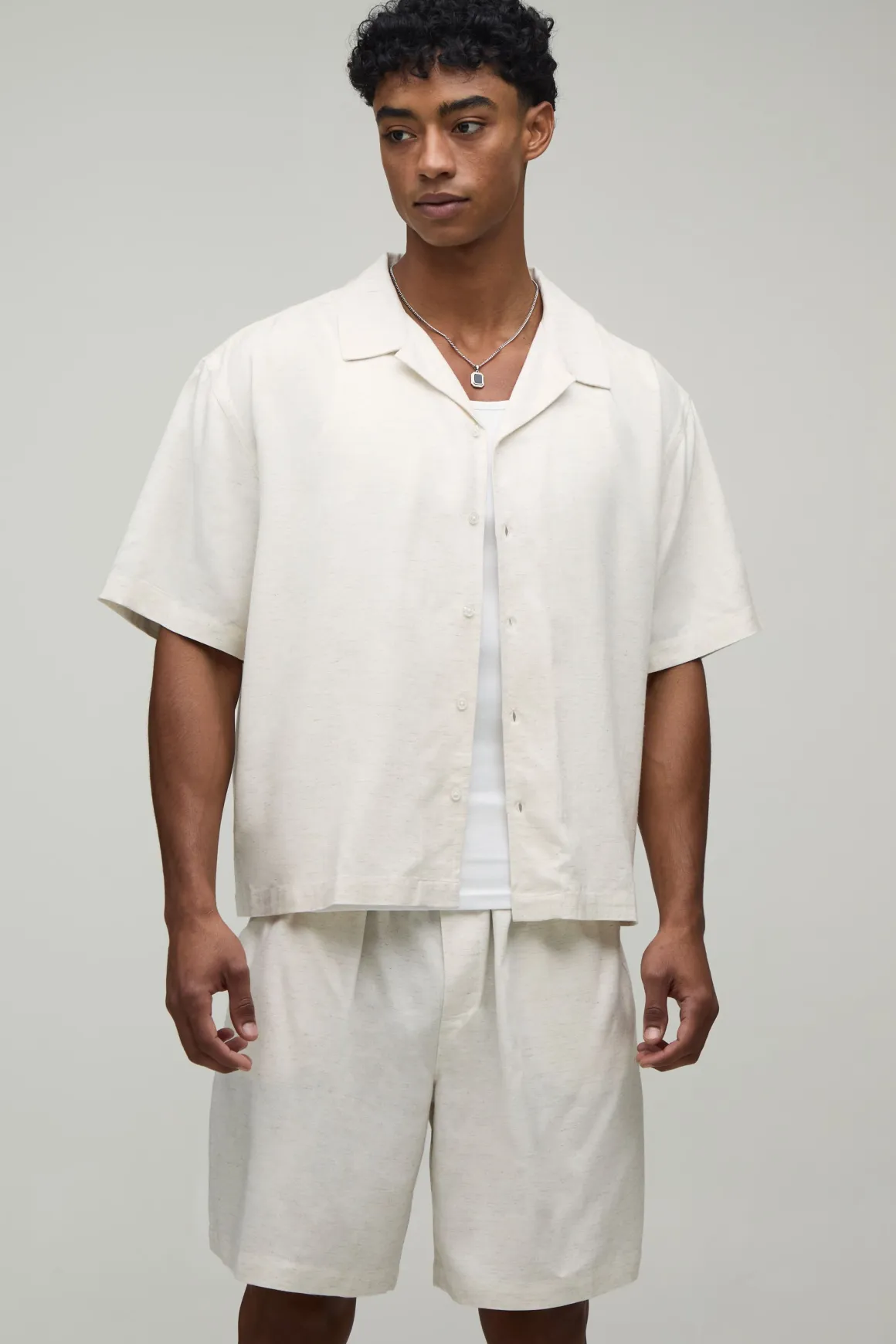 Ensemble Chemise Et Short Coupe Regular En Mélange De Lin À Motif Tampons De Voyage