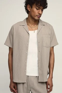boohooMAN Ensemble Chemise Manches Courtes Coupe Droite Texture Plissée Irrégulière Et Pantalon Décontracté<Homme Ensembles|Tenues De Soirée Grande Taille