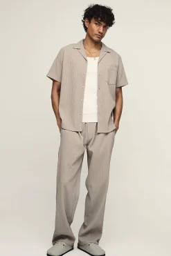boohooMAN Ensemble Chemise Manches Courtes Coupe Droite Texture Plissée Irrégulière Et Pantalon Décontracté<Homme Ensembles|Tenues De Soirée Grande Taille