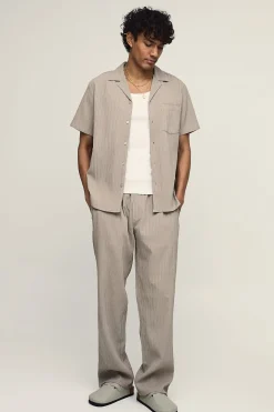 boohooMAN Ensemble Chemise Manches Courtes Coupe Droite Texture Plissée Irrégulière Et Pantalon Décontracté<Homme Ensembles|Tenues De Soirée Grande Taille