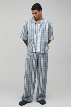 boohooMAN Ensemble Chemise Oversize Et Pantalon Décontracté En Gaze De Coton Légère À Rayures<Homme Ensembles|Tout Afficher