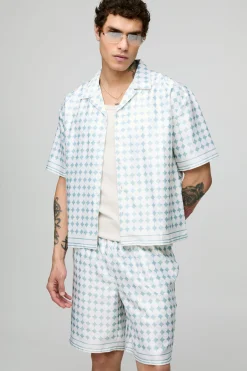 Ensemble chemise satin à carreaux oversize, coupe boxy, manches courtes, et short assorti
