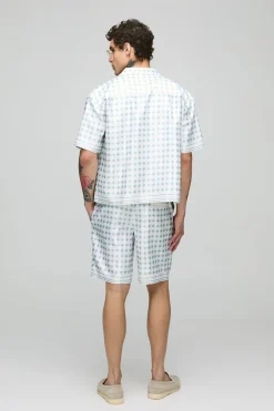 Ensemble chemise satin à carreaux oversize, coupe boxy, manches courtes, et short assorti