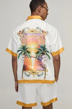 Ensemble Chemise Satinée Oversize À Manches Courtes Et Short Avec Imprimé Destination