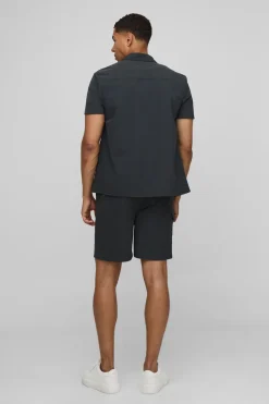 Ensemble Chemise Stretch Technique à la Coupe Régulière & Short de Confort