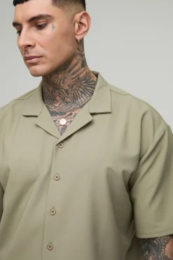 Ensemble chemise technique stretch Revere surdimensionnée et à coupe carrée pour grandes tailles & short confort