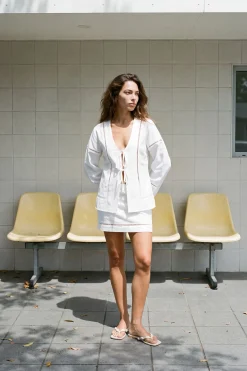 Ensemble Coordonné Chemise À Nouer Devant Avec Insertions Échelle En Lin Et Mini-jupe
