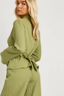Ensemble coordonné : chemise texturée à nouer dans le dos et pantalon assorti