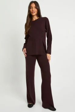 Ensemble coordonné composé d'un pull à col rond en côtes épaisses avec détail d'ourlet boutonné et d'un pantalon à jambe droite