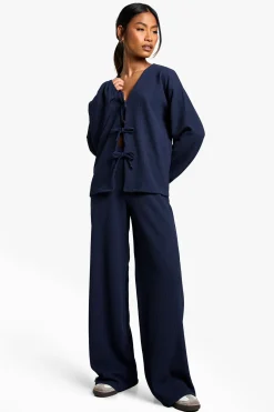 Ensemble coordonné en côtes : blouse à nouer à l'avant et pantalon