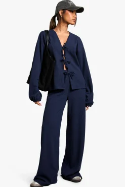 Ensemble coordonné en côtes : blouse à nouer à l'avant et pantalon
