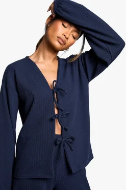 Ensemble coordonné en côtes : blouse à nouer à l'avant et pantalon