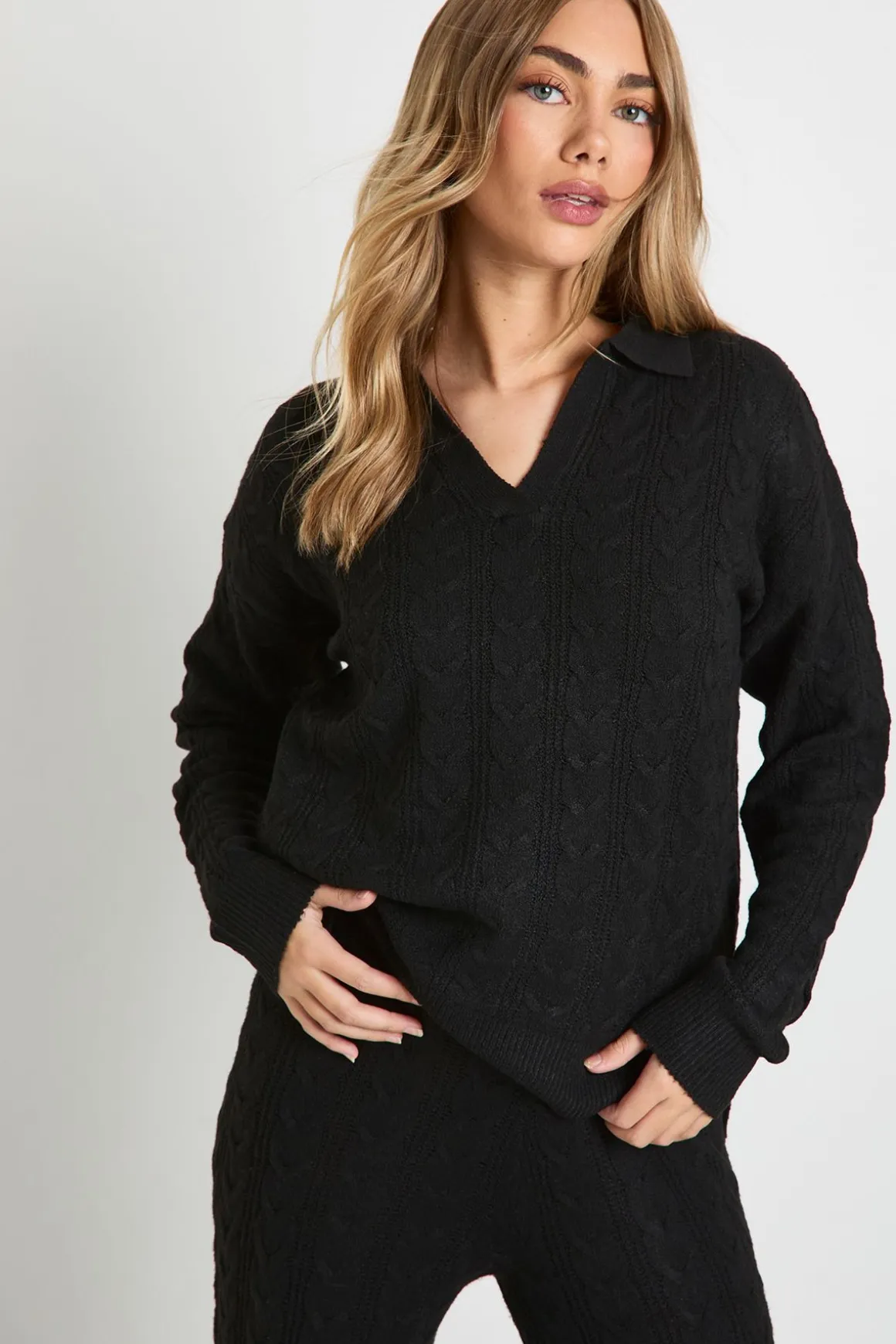 Ensemble coordonné en maille torsadée douce à col polo et pantalon à jambes larges