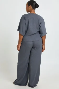 Ensemble Coordonné Grande Taille Haut Texturé Col V Taille Cintrée Et Pantalon Jambes Larges