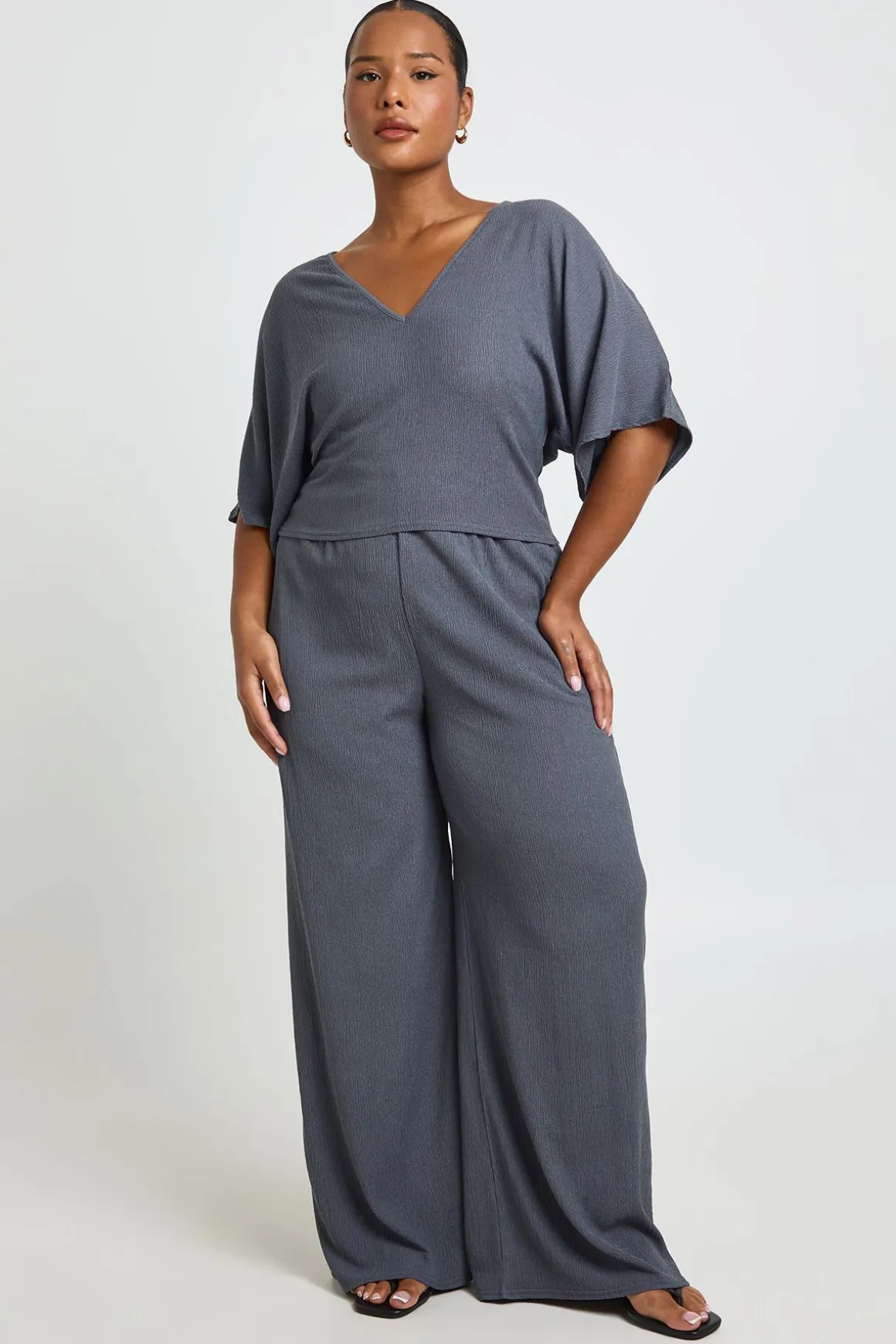 Ensemble Coordonné Grande Taille Haut Texturé Col V Taille Cintrée Et Pantalon Jambes Larges