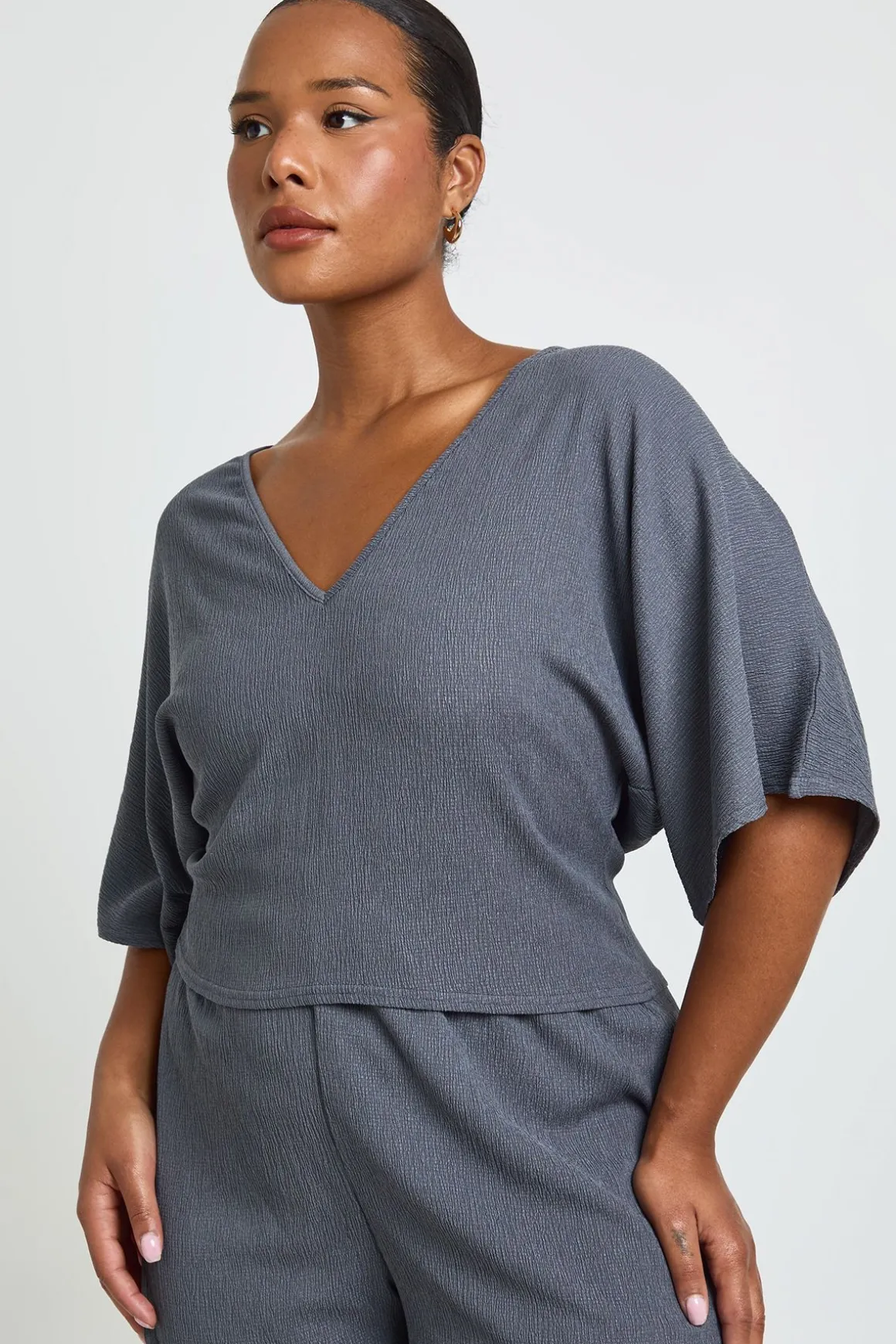 Ensemble Coordonné Grande Taille Haut Texturé Col V Taille Cintrée Et Pantalon Jambes Larges