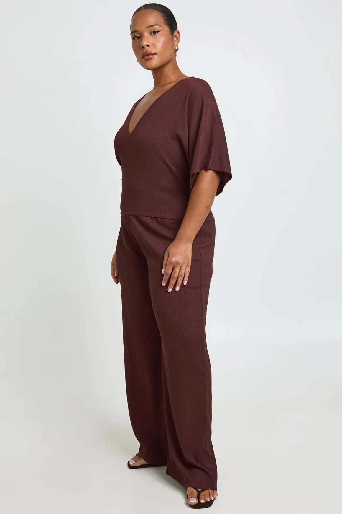 Ensemble Coordonné Grande Taille Haut Texturé Col V Taille Cintrée Et Pantalon Jambes Larges