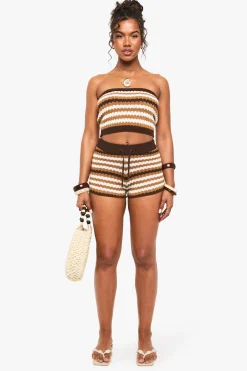 Ensemble coordonné : haut bandeau tricoté en crochet à rayures ondulées et mini short