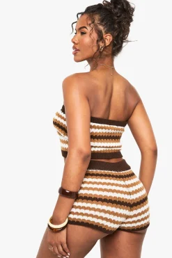 Ensemble coordonné : haut bandeau tricoté en crochet à rayures ondulées et mini short