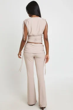 Ensemble Coordonné Haut Cache-cœur Plongeant En Tissu Slinky Mat Avec Épaules Froncées Larges Et Pantalon Évasé À Taille Repliée