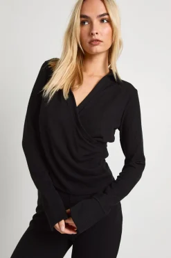 Ensemble coordonné : haut à côtes drapé et pantalon évasé