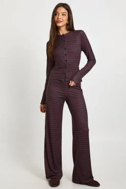 Ensemble coordonné haut à manches longues et pantalon avec patte boutonnée ornée de rayures