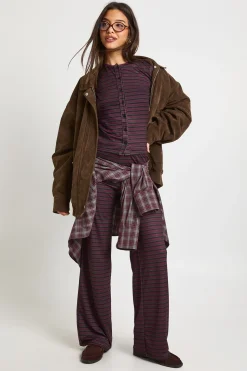 Ensemble coordonné haut à manches longues et pantalon avec patte boutonnée ornée de rayures