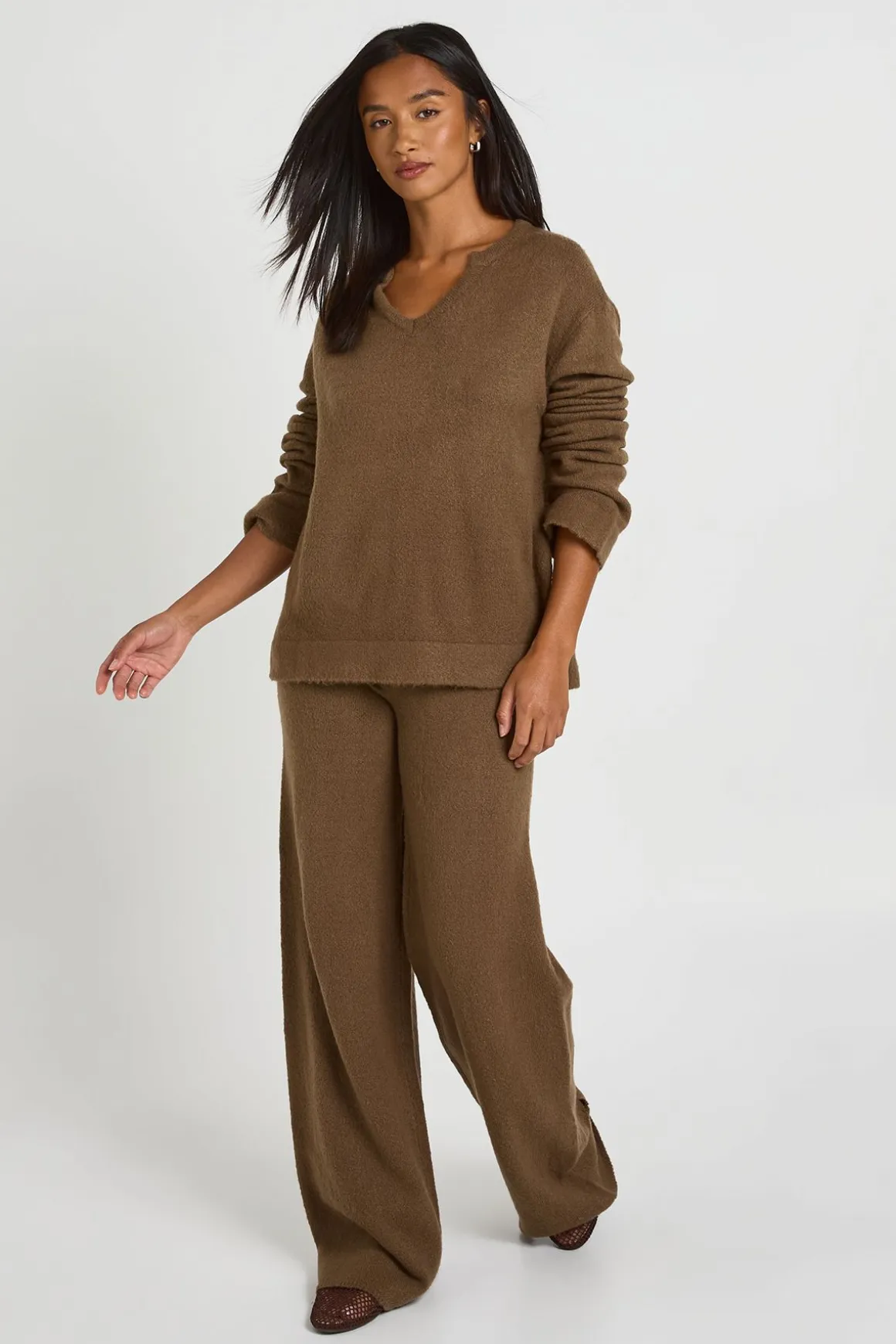 Ensemble Coordonné Petite Synthétiquell Col V Détaillé Et Pantalon Large