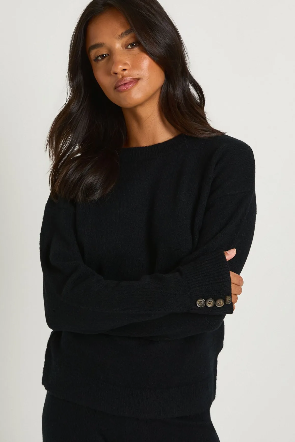 Ensemble coordonné pour femmes petites : pull oversize en tissu ultra doux avec détails de poignets boutonnés et pantalon à jambes larges