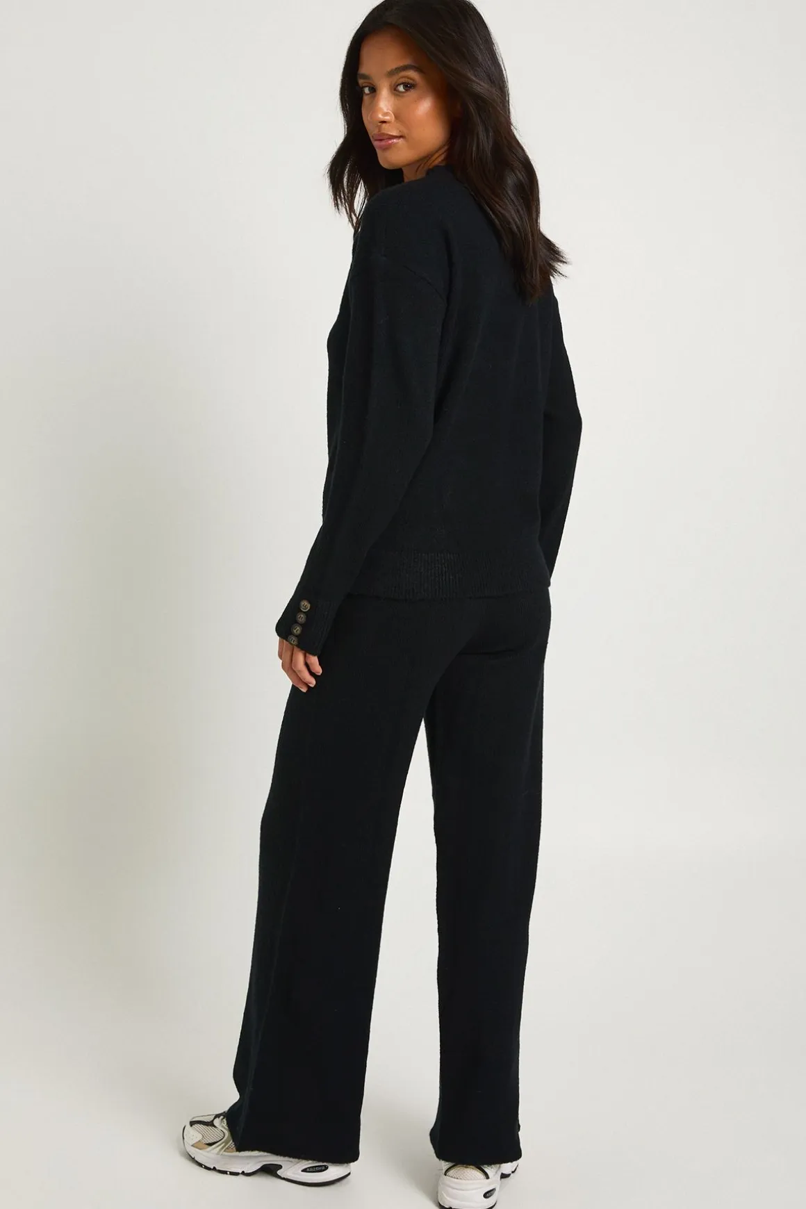 Ensemble coordonné pour femmes petites : pull oversize en tissu ultra doux avec détails de poignets boutonnés et pantalon à jambes larges