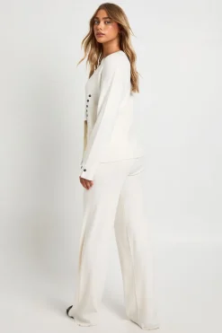 Ensemble coordonné pull à col rond avec détail d'ourlet boutonné en côtes épaisses et pantalon à jambe droite