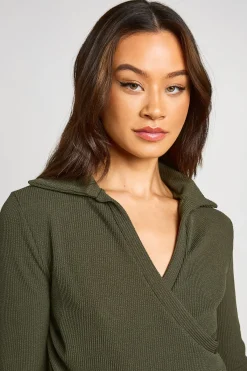 boohoo Ensemble Coordonné Top Cache-cœur Et Pantalon Évasé En Tissu Froissé Pour Grandes Tailles<Femme Ensembles