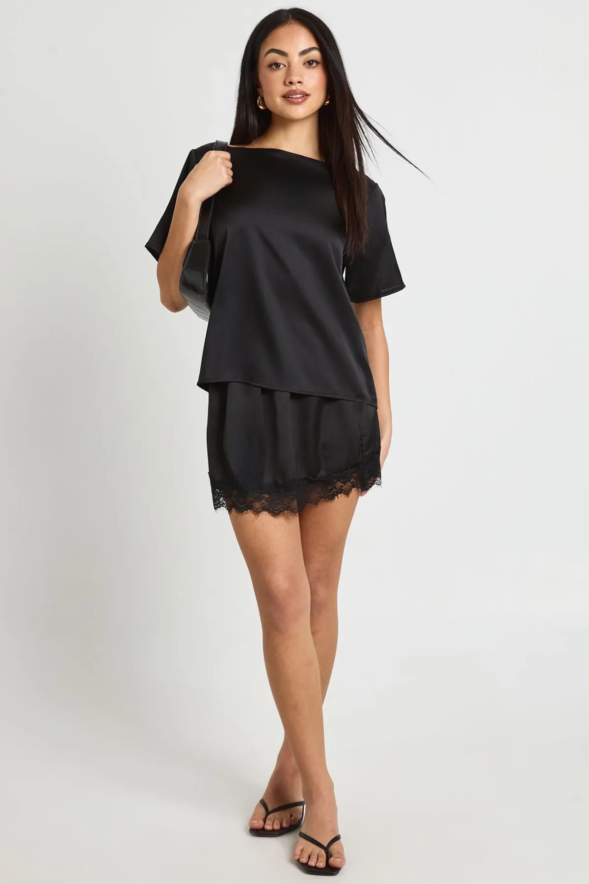 boohoo Ensemble Coordonné T-shirt Satiné Oversize Et Mini-jupe En Dentelle<Femme Satin Et Dentelle|Ensembles