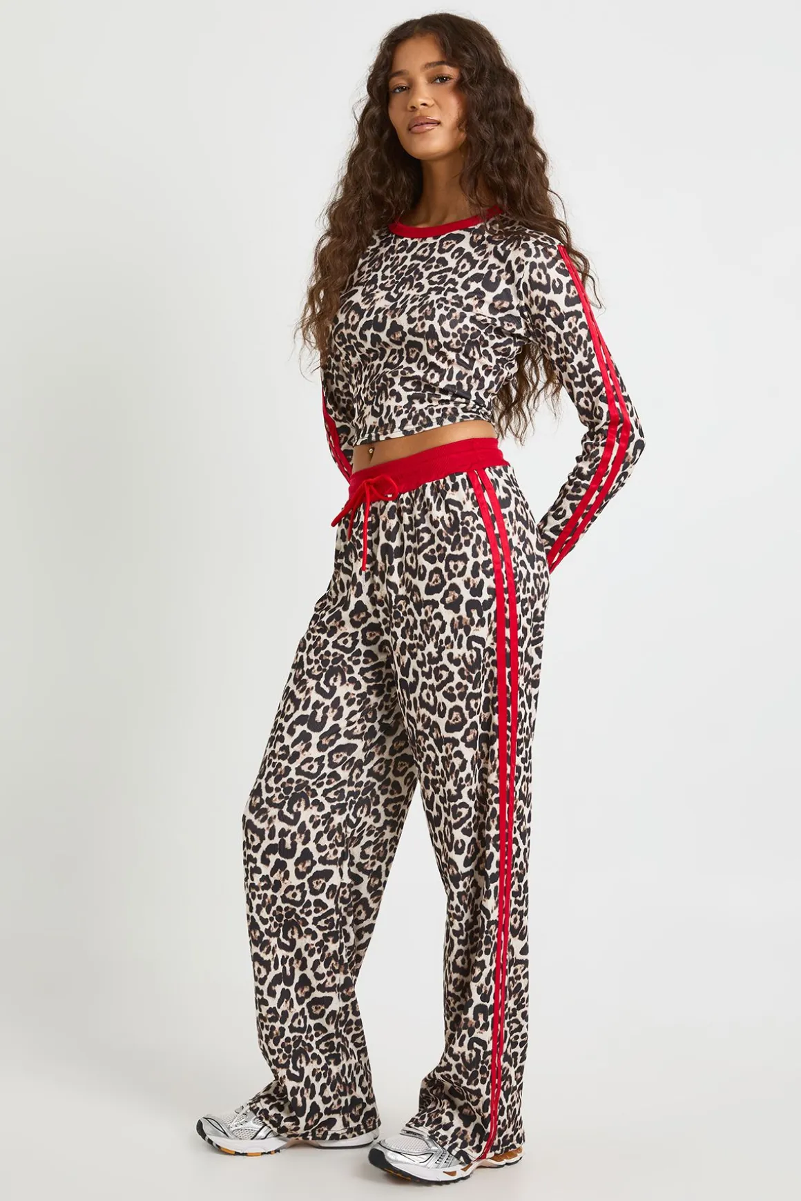 Ensemble Crop Top et Pantalon à Imprimé Léopard avec Détails de Passepoil