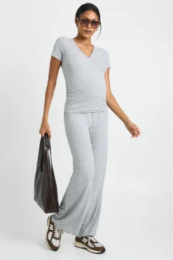 Ensemble de détente pour femme enceinte : haut enveloppant en côtes douces et pantalon