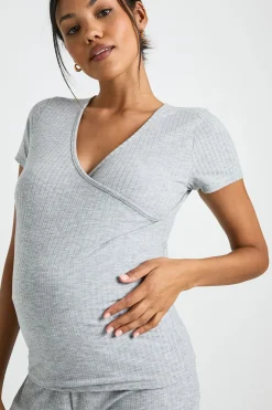 Ensemble de détente pour femme enceinte : haut enveloppant en côtes douces et pantalon