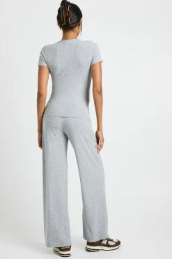 Ensemble de détente pour femme enceinte : haut enveloppant en côtes douces et pantalon