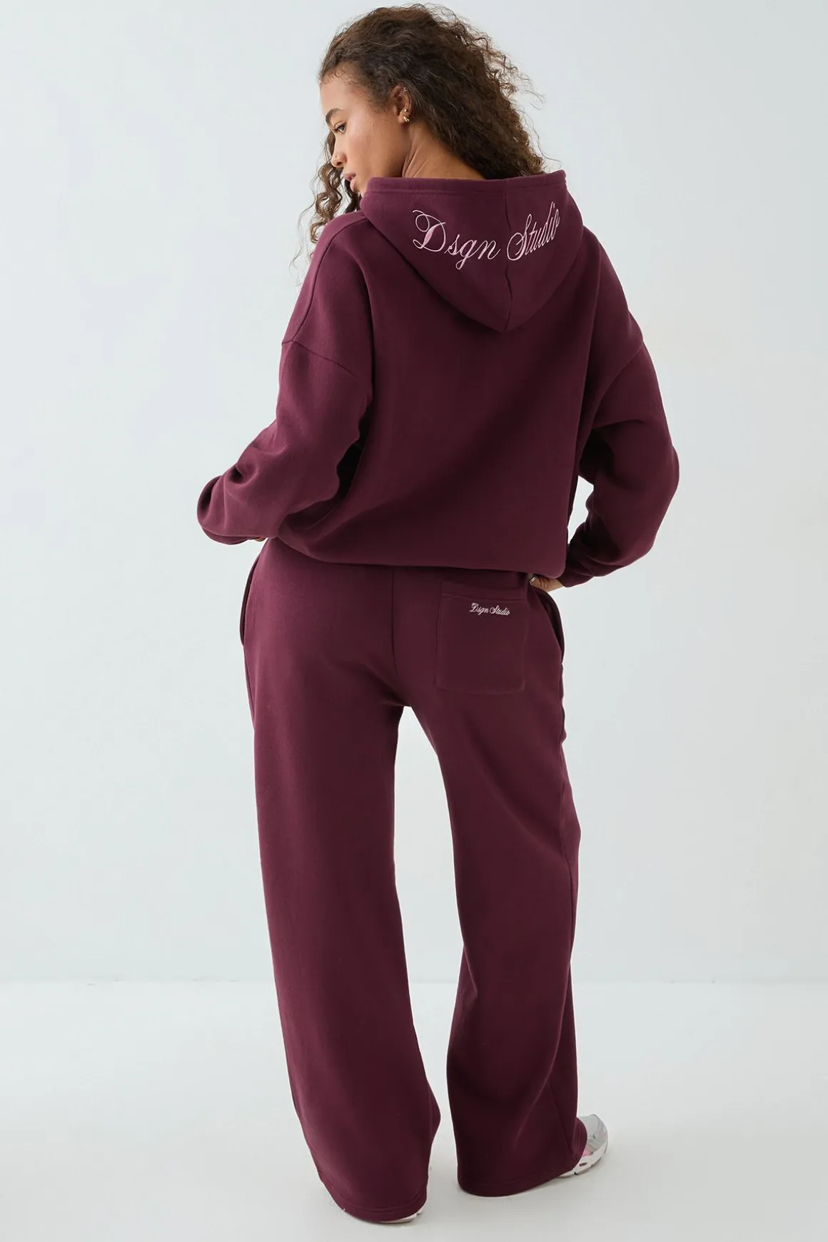 Ensemble de Jogging à Casynthétiqueche DSGN Studio avec Broderie Script