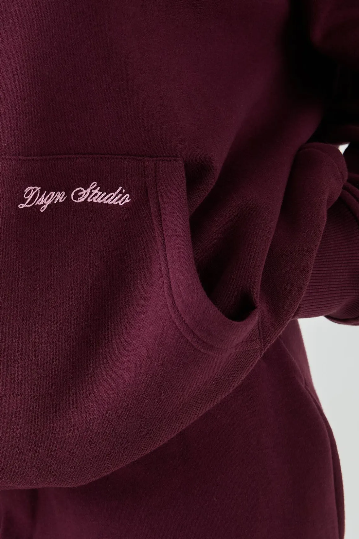 Ensemble de Jogging à Casynthétiqueche DSGN Studio avec Broderie Script
