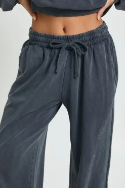 boohoo Ensemble De Jogging Petite À Jambe Droite Avec Détails Côtelés Effet Délavé<Femme Survêtements|Survêtements