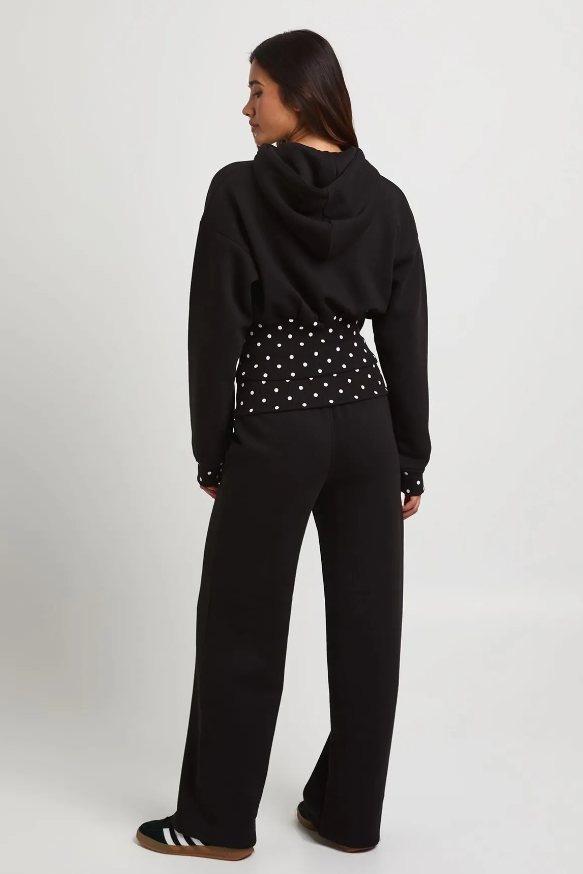 Ensemble De Jogging À Pois Contrastés Avec Ourlet Profond Et Taille Repliable