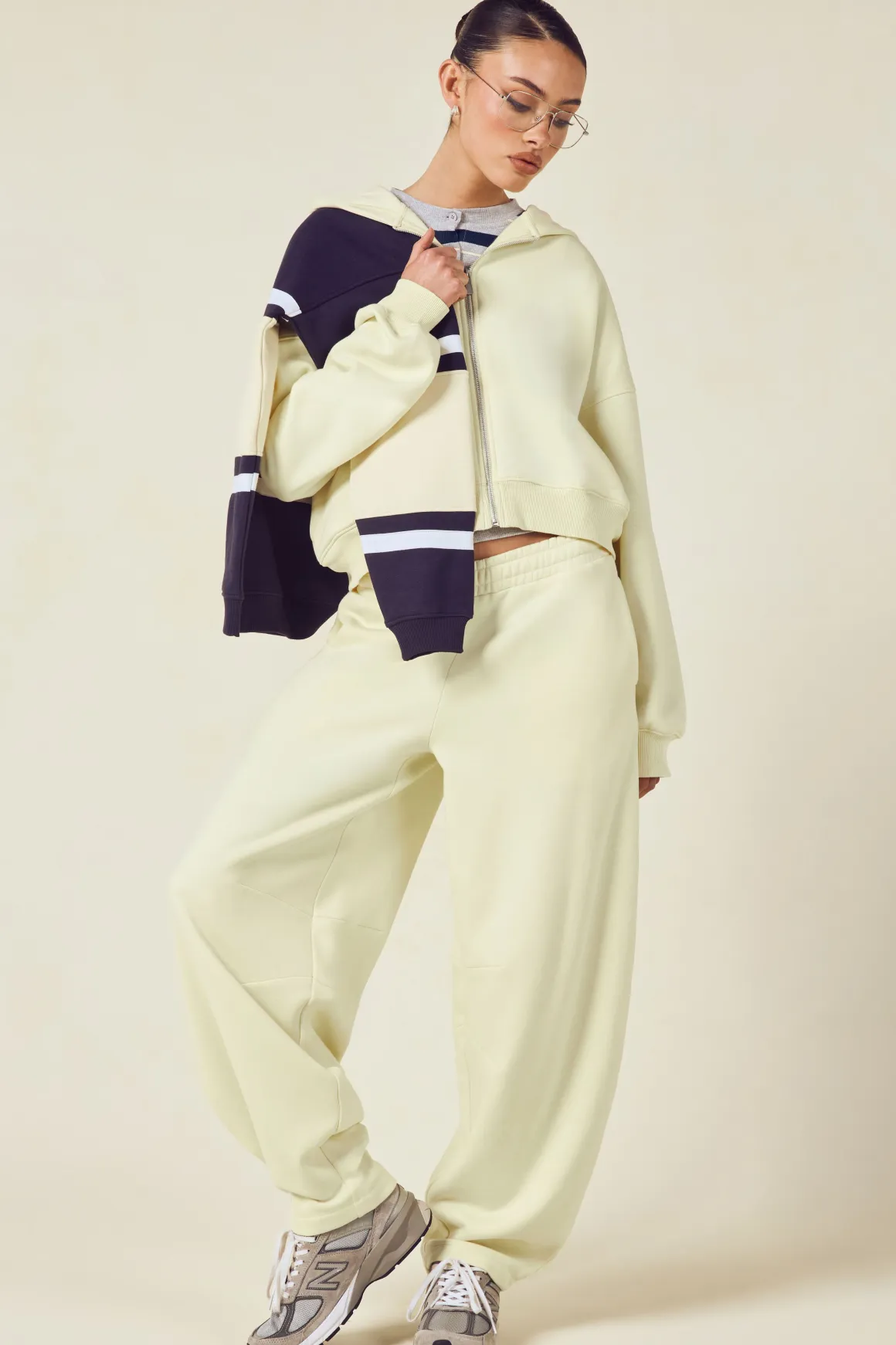 Ensemble de Jogging Sweat à Casynthétiqueche Court et Pantalon Jambes Évasées