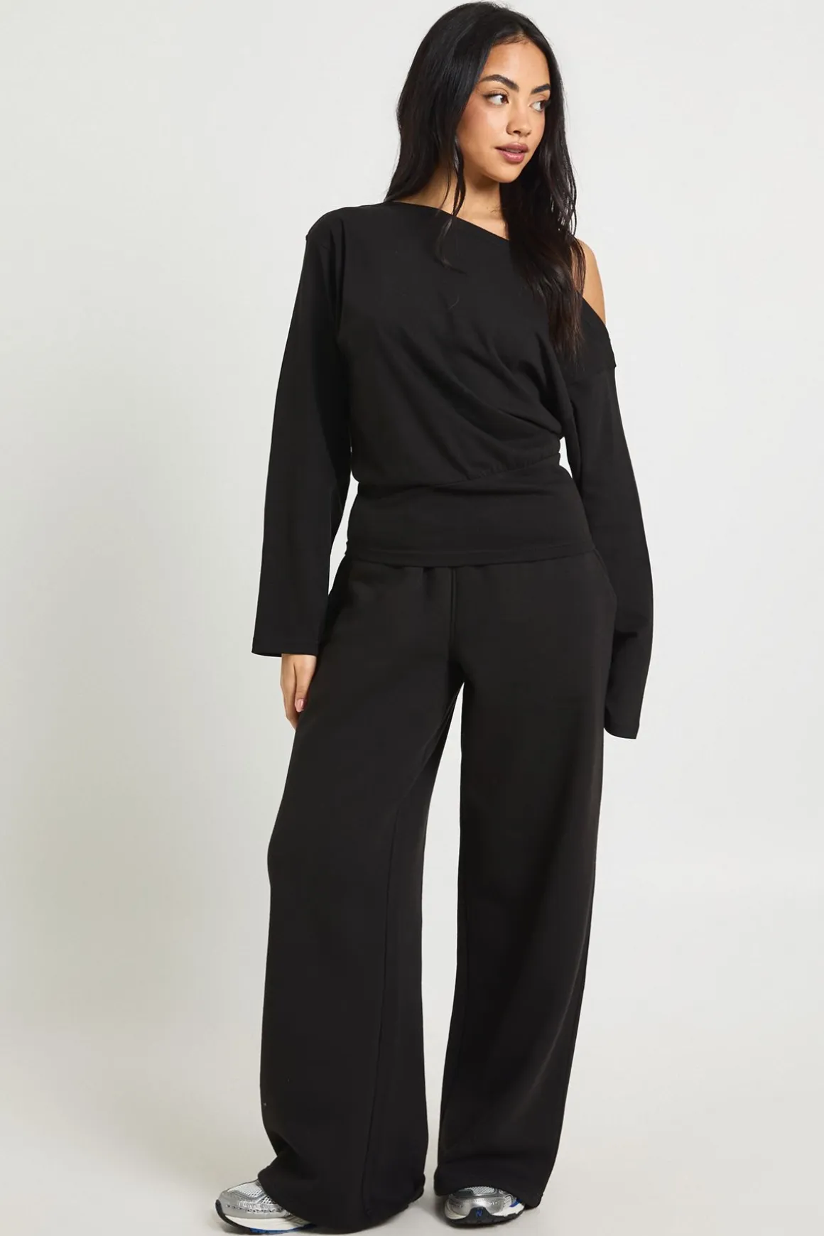 Ensemble De Jogging Taille Cintrée Épaules Dénudées Jambe Droite